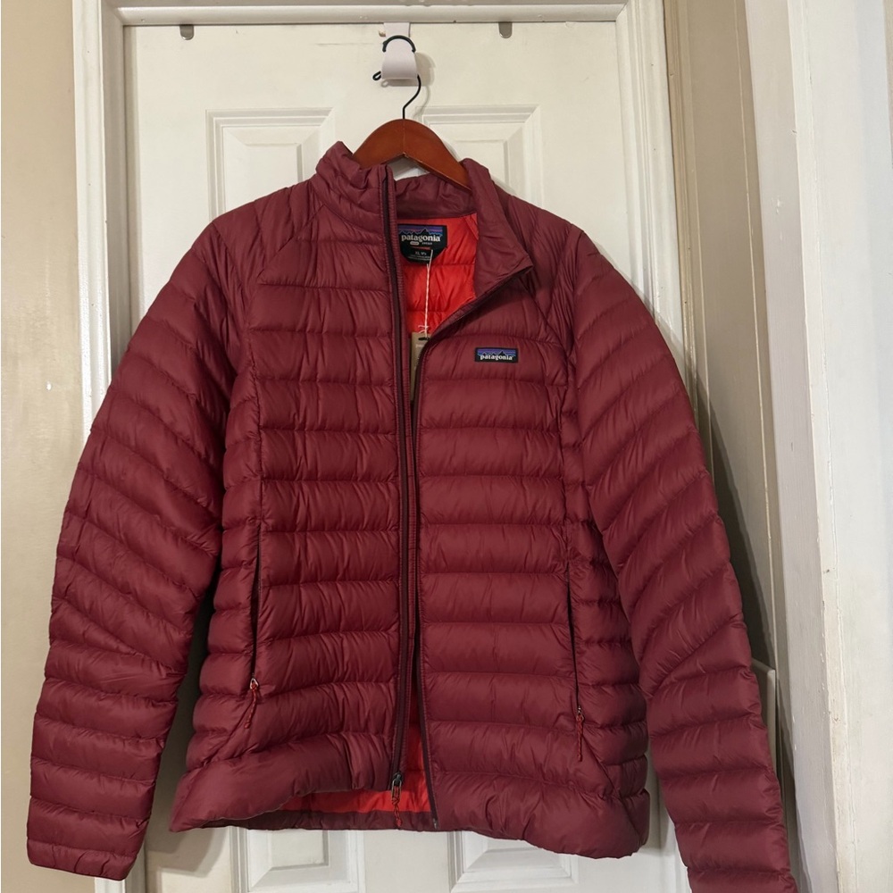 Size XL. Color is oxide red Patagonia women’s down sweater  jacket Puffer  new